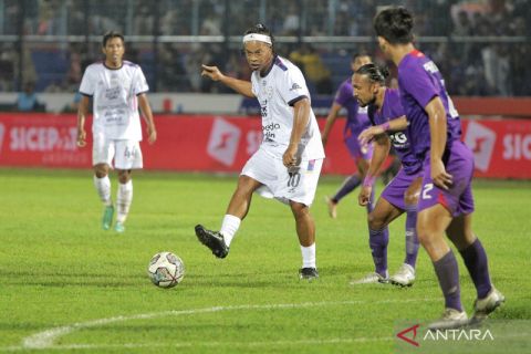 Aksi Ronaldinho pada pertandingan melawan Persik Kediri