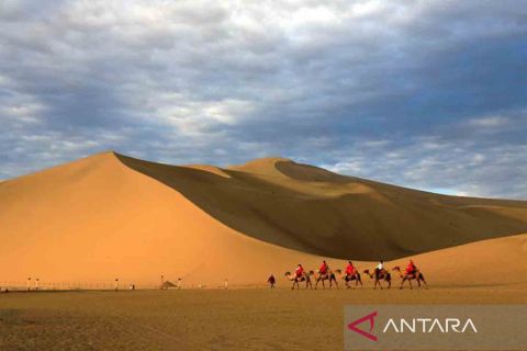 Pesona Gunung Mingsha dan Mata Air Bulan Sabit di Dunhuang China