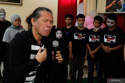 Siswa SLB belajar pantomim