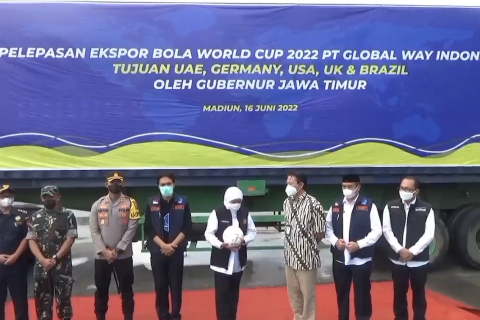 Gubernur Jatim lepas ekspor bola Piala Dunia