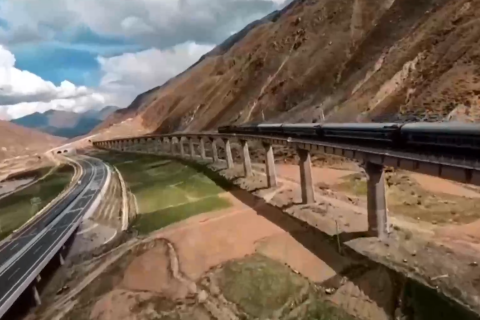 Melihat jalur kereta di dataran tertinggi dunia dari udara