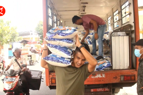 Pemkot Ternate serahkan bantuan sembako bagi disabilitas