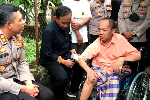 Polres Majalengka salurkan bantuan kursi roda