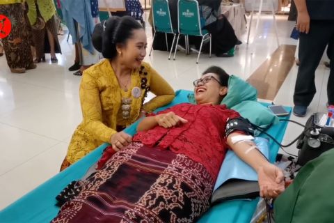 Solo gelar aksi donor darah dengan berkebaya nasional