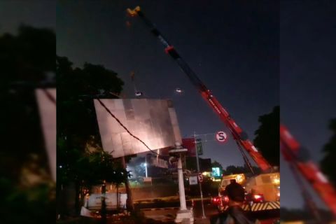 Tertibkan ratusan reklame, Satpol PP genjot Rp25 M pajak daerah