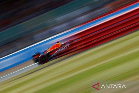 Aksi pembalap F1 pada sesi latihan GP Inggris 2022