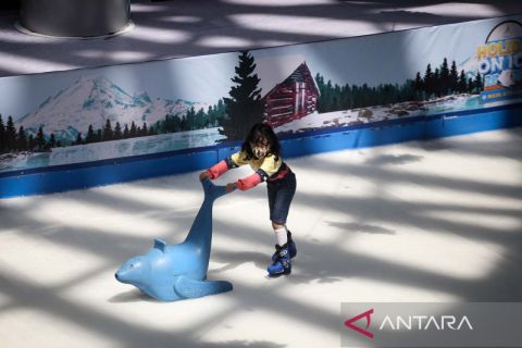 Bermain seluncur es saat liburan sekolah