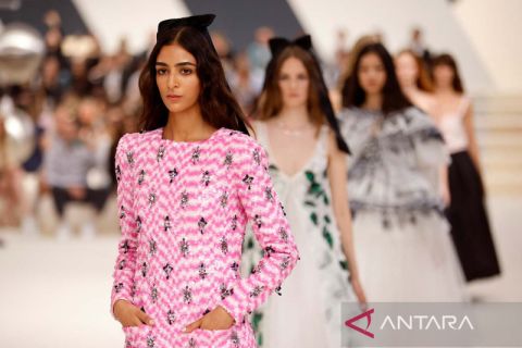 Peragaan busana koleksi Chanel di Paris