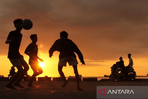 Panorama sunset di Pelabuhan Rakyat Paotere