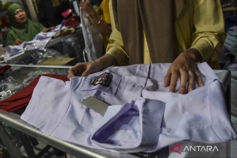 Jelang tahun ajaran baru, orang tua murid berburu seragam sekolah