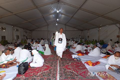 Jamaah calon haji berzikir jelang wukuf di Arafah