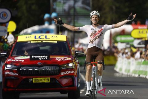 Bob Jungels juara etape 9 Tour de France
