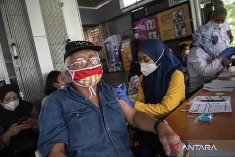 Capaian vaksin COVID-19 dosis ketiga