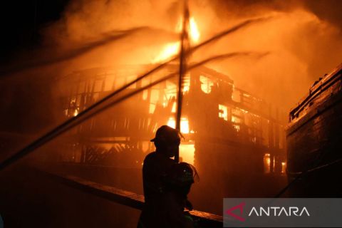 Kapal kargo terbakar di Pelabuhan Kalimas Surabaya