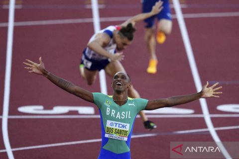 Jadi kuda hitam, Alison dos Santos melesat terdepan di final 400 meter lari gawang putra