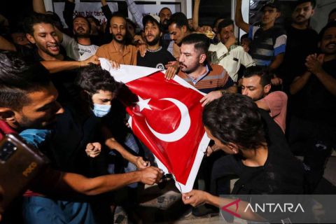 Aksi protes serangan artileri di resort pegunungan Irak