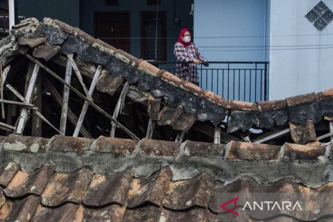 Bantuan untuk rumah darurat roboh di Jawa Barat