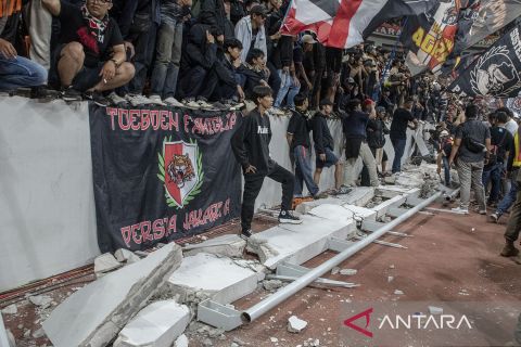 Pagar pembatas penonton JIS roboh