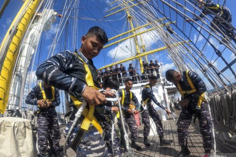 Uji ketangkasan Taruna AAL di atas Kapal Bima Suci