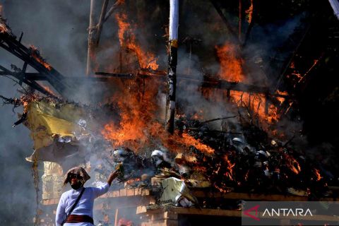 Upacara Ngaben massal di Padangbai, Bali