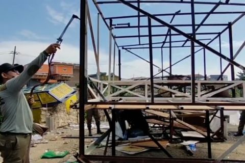 Aparat bongkar arena judi balap merpati di Ploso Timur Surabaya