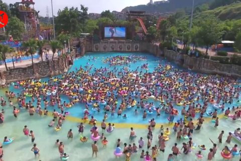 Berendam di taman air melawan gelombang panas 40°C