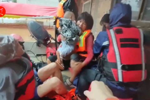 Hujan deras guyur sebagian wilayah China, warga terkepung banjir