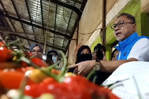 Mendag pantau harga sembako di  Pasar Jagastru  Cirebon