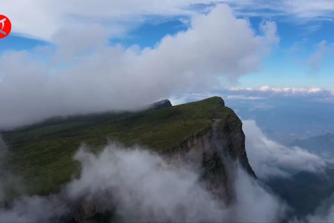 Menikmati indahnya lautan awan di Gunung Longtou