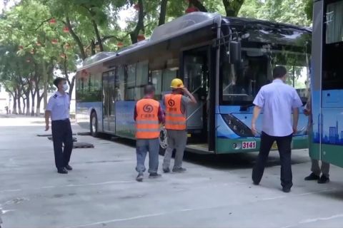 Pekerja luar ruangan sejukkan diri di bus saat panas menyengat