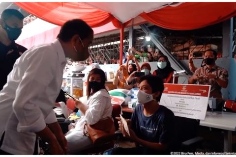 Presiden salurkan bantuan untuk pedagang di Pasar Peterongan