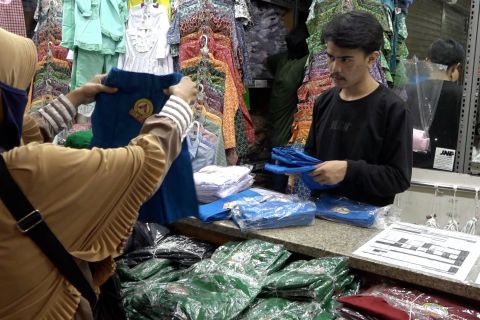 PTM pada tahun ajaran baru, toko seragam sekolah ramai pembeli