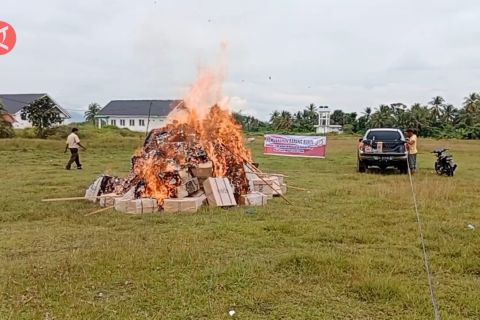 Kejari Aceh Utara musnahkan 330 dus rokok ilegal