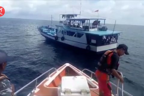 Tim SAR evakuasi 17 nelayan KM Cendrawasih di perairan Halsel