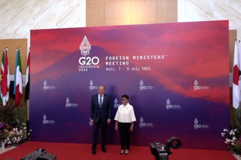 Saat Menlu Rusia diteriaki wartawan asing untuk hentikan perang