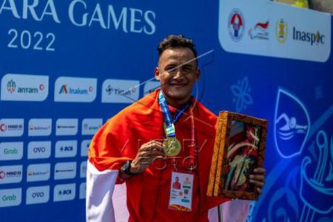 Medali emas renang 100 meter gaya bebas putra APG 2022