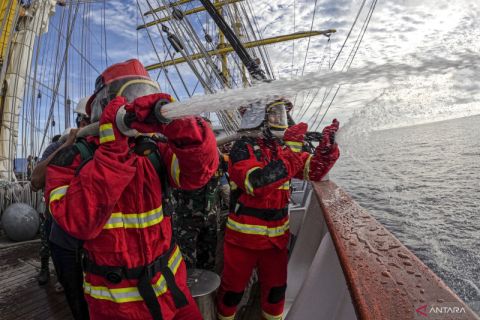Latihan peran penyelamatan kapal KRI Bima Suci