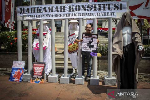 Gerakan #BersihkanIndonesia berunjuk rasa di depan Gedung Mahkamah Konstitusi