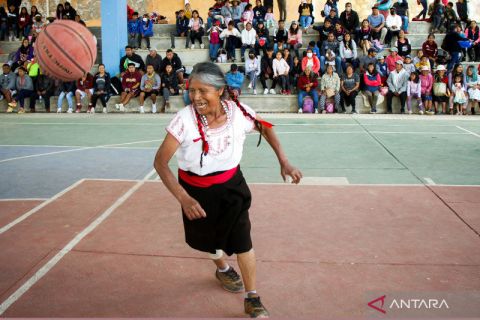 Aksi pebasket lansia viral "Granny Jordan"