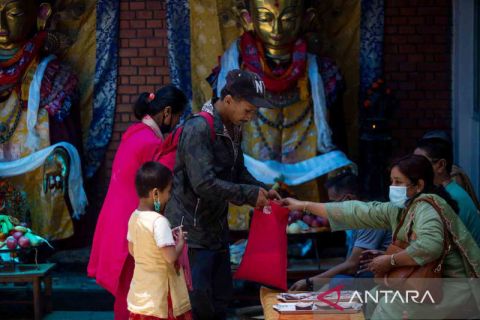 Persembahan umat Budha di Kathmandu dalam Festival Pancha Dan