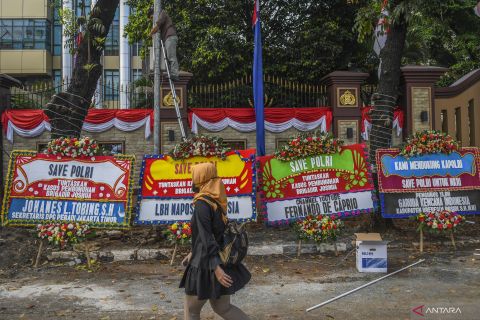Karangan bunga dukungan untuk Polri