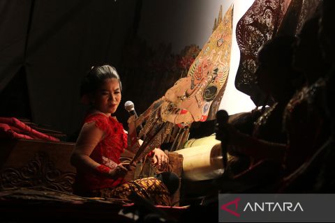 Aksi dalang Nyi Susanti Puji Wiyono