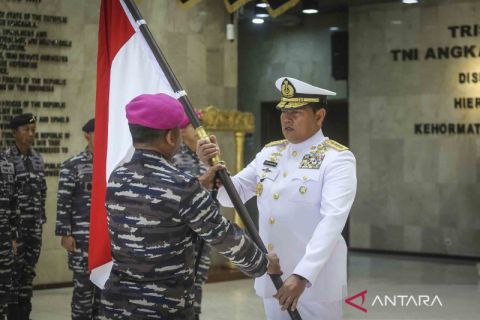 Penyerahan bendera merah putih untuk dikibarkan di bawah laut