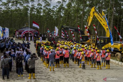Upacara bendera untuk pertama kali di titik nol IKN Nusantara