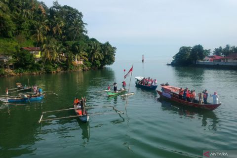 Upacara bendera di muara sungai Batang Arau