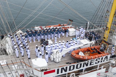 Upacara HUT RI di geladak KRI Bima Suci