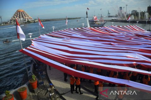 Pembentangkan bendera Merah Putih di Anjungan Pantai Losari