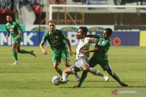 PSS Sleman melawan Persib Bandung