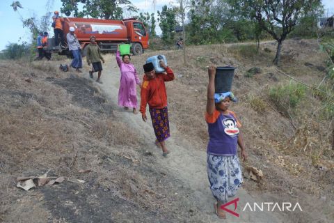 Bantuan air bersih bagi warga terdampak bencana kekeringan di Situbondo