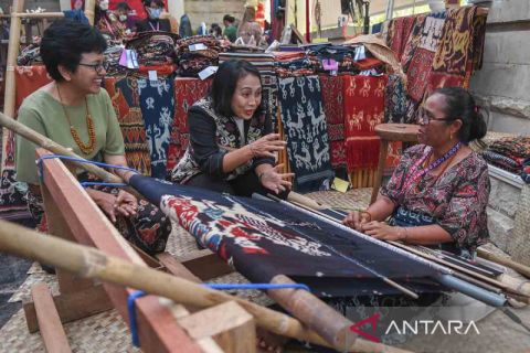 Memperkenalkan produk UMKM Indonesia dalam pertemuan MCWE G20